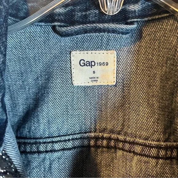 Gap 1969 women’s blue Jean jacket with black floral size small - Picture 4 of 8